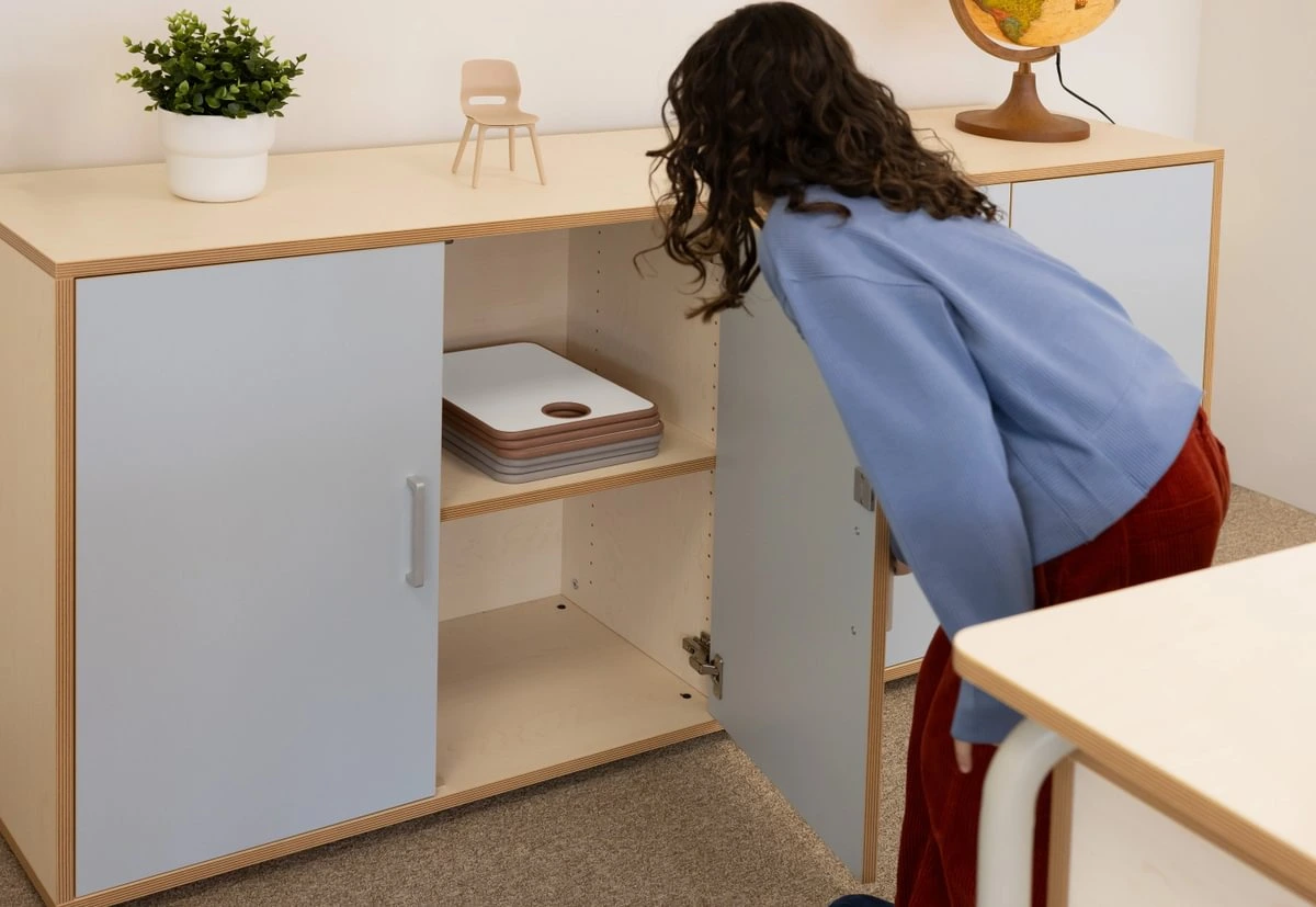 Geöffneter Schulschrank ADA mit Einlegeboden im Unterrichtsbereich