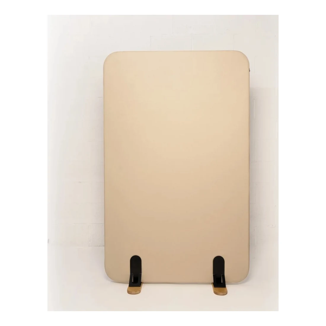 Mobile Akustik-Stellwand in Beige, vollständig sichtbare Produktansicht
