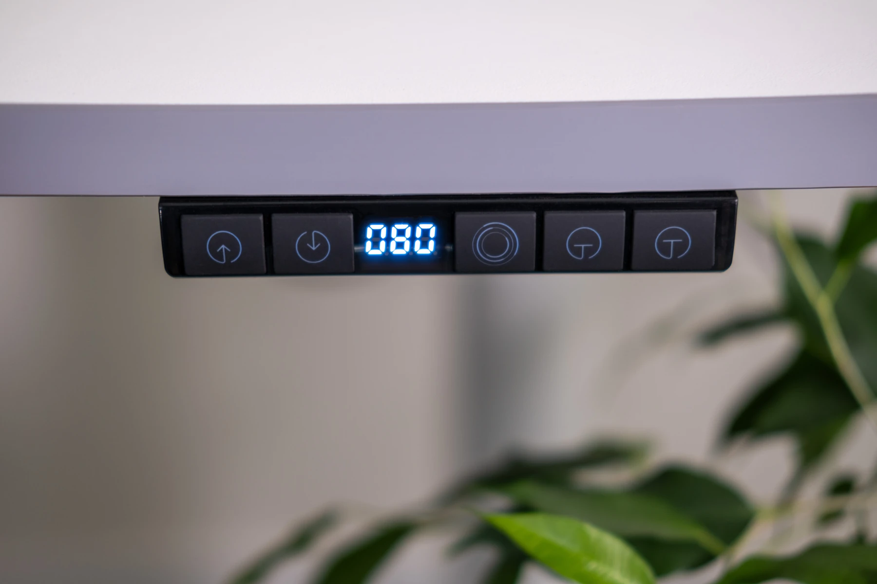 Digitales Bedienfeld mit Höhenanzeige und Speichertasten unter der Tischplatte