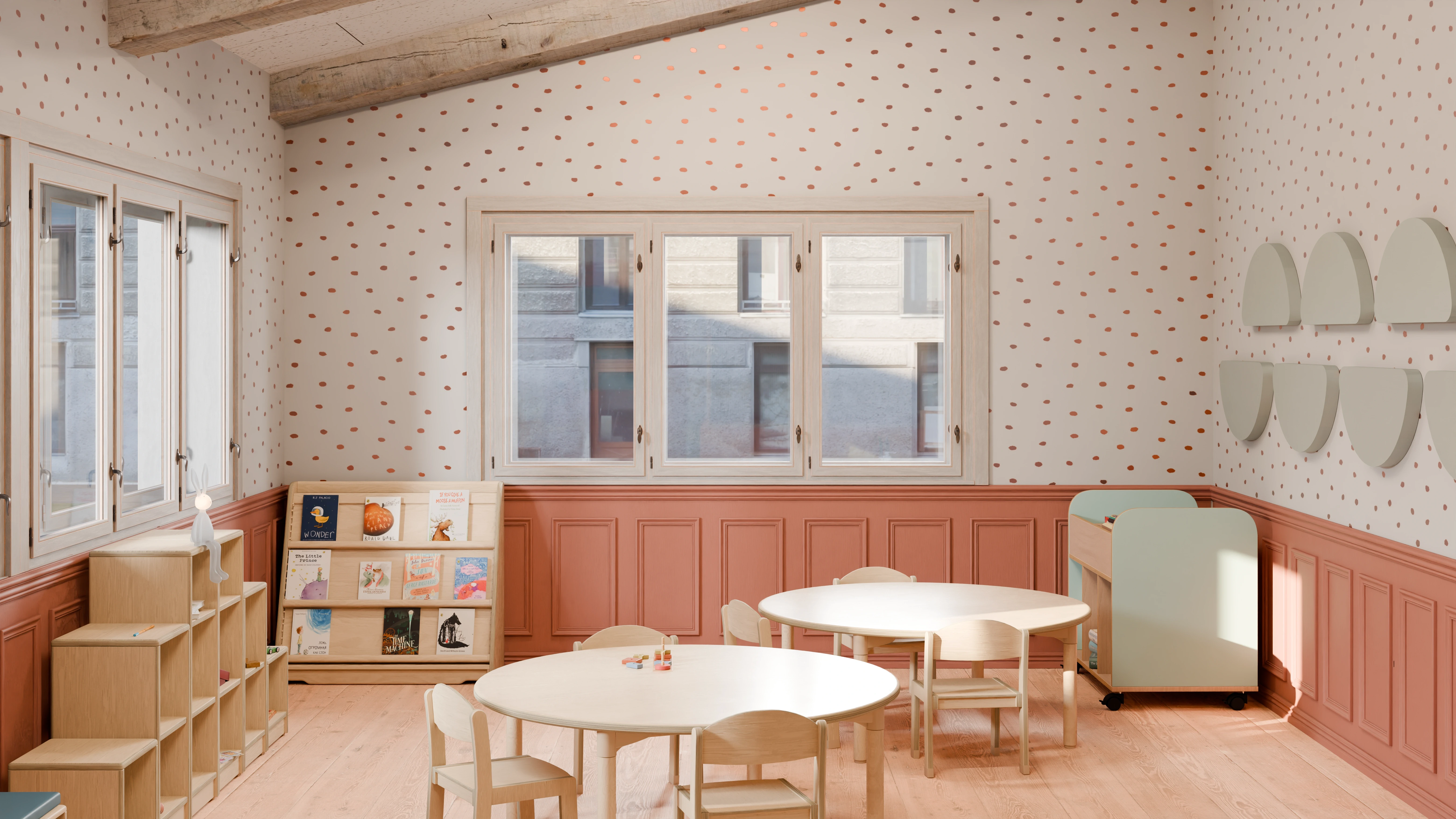 Kindergartenstühle aus Holz an runden Tischen in einem hellen Gruppenraum