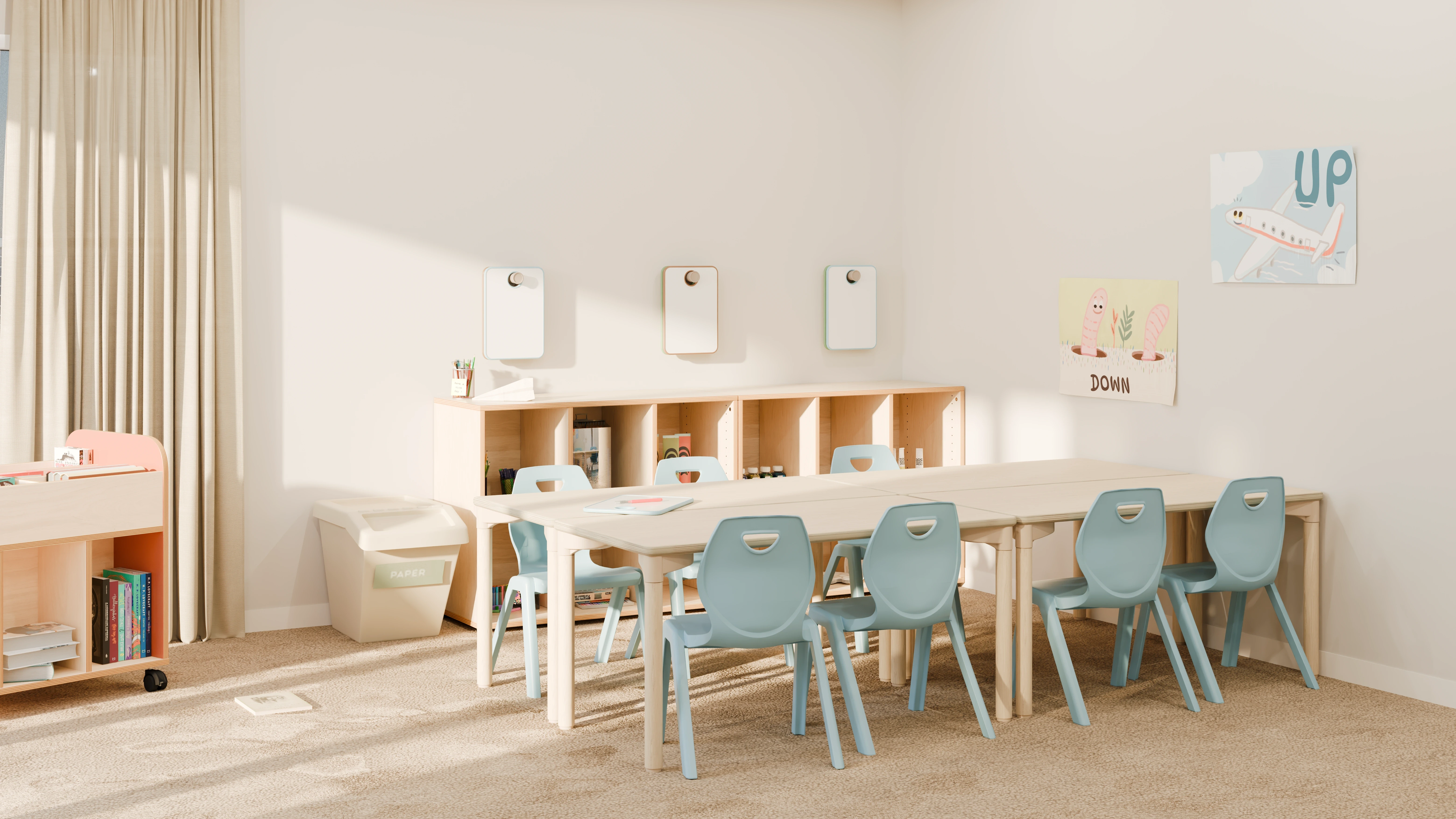 Hellblaue Kindergartenstühle aus Kunststoff an kleinen Tischen im hellen Kita-Gruppenraum