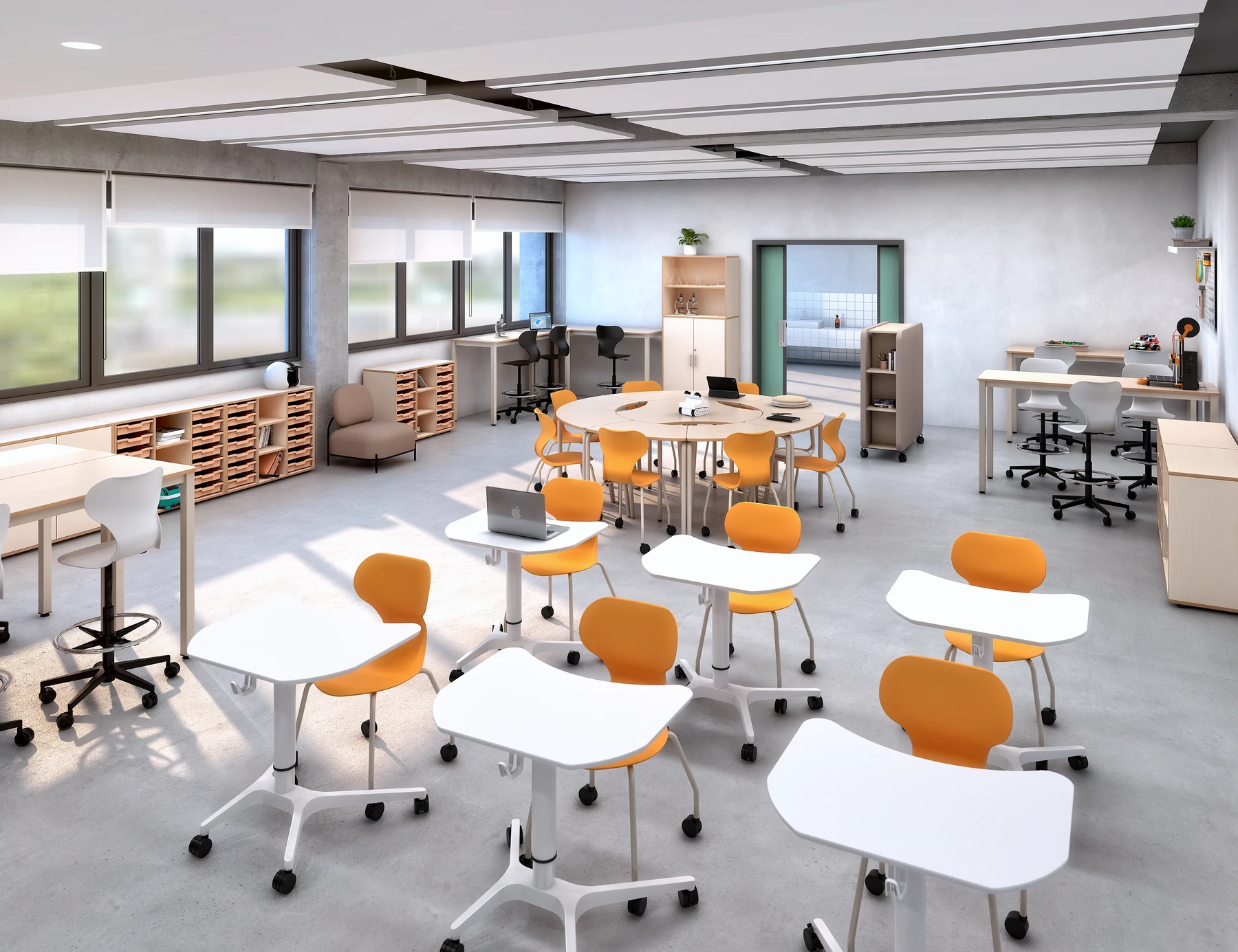 Mobiler Sitz-Steh-Tisch mit Gaslift in einer Klassenraumvisualisierung mit orangefarbenen Stühlen