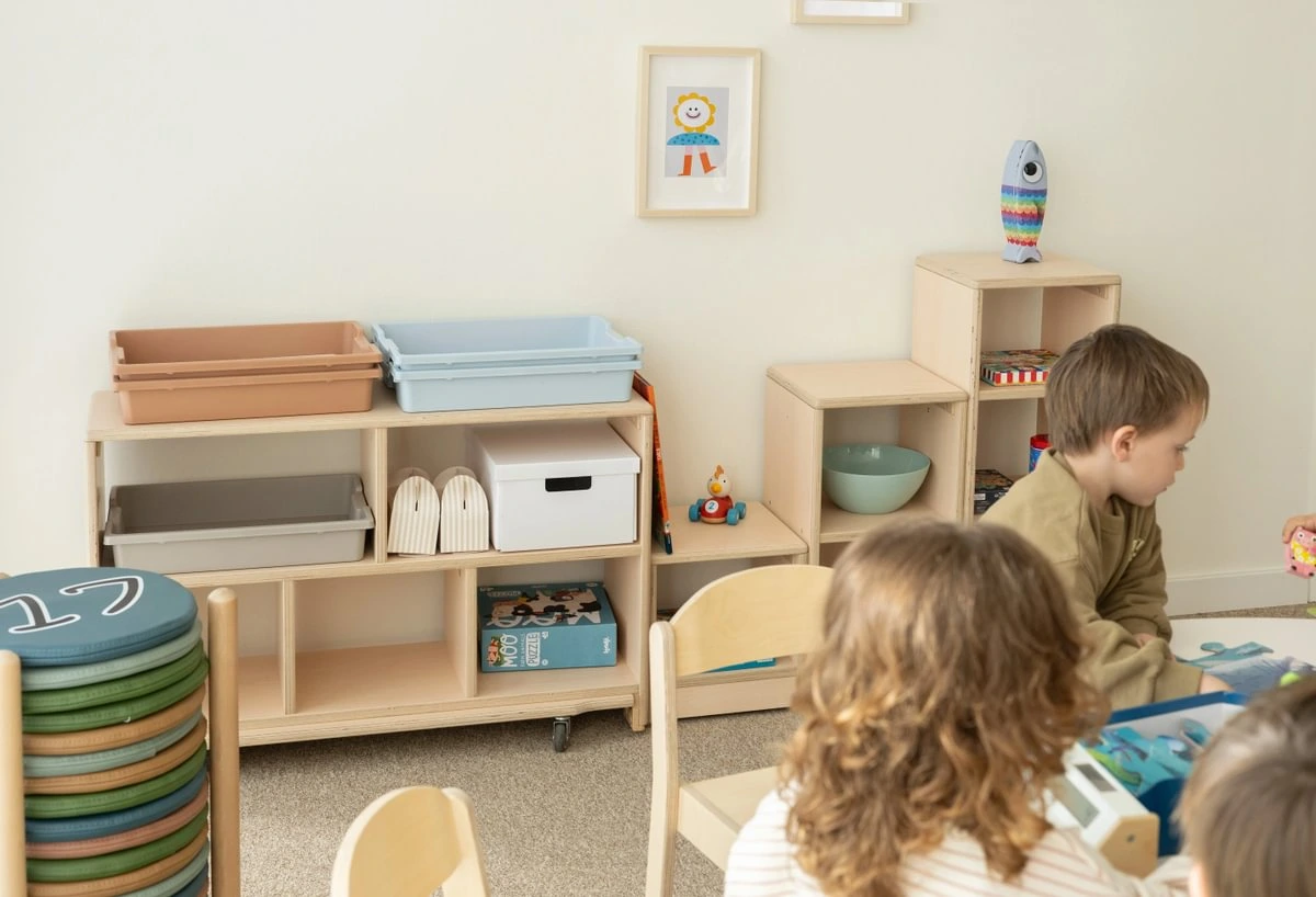 PALM-Aufbewahrungswagen mit Bodenkissen in einem eingerichteten Kinder-Lernraum; Teilansicht des Sets