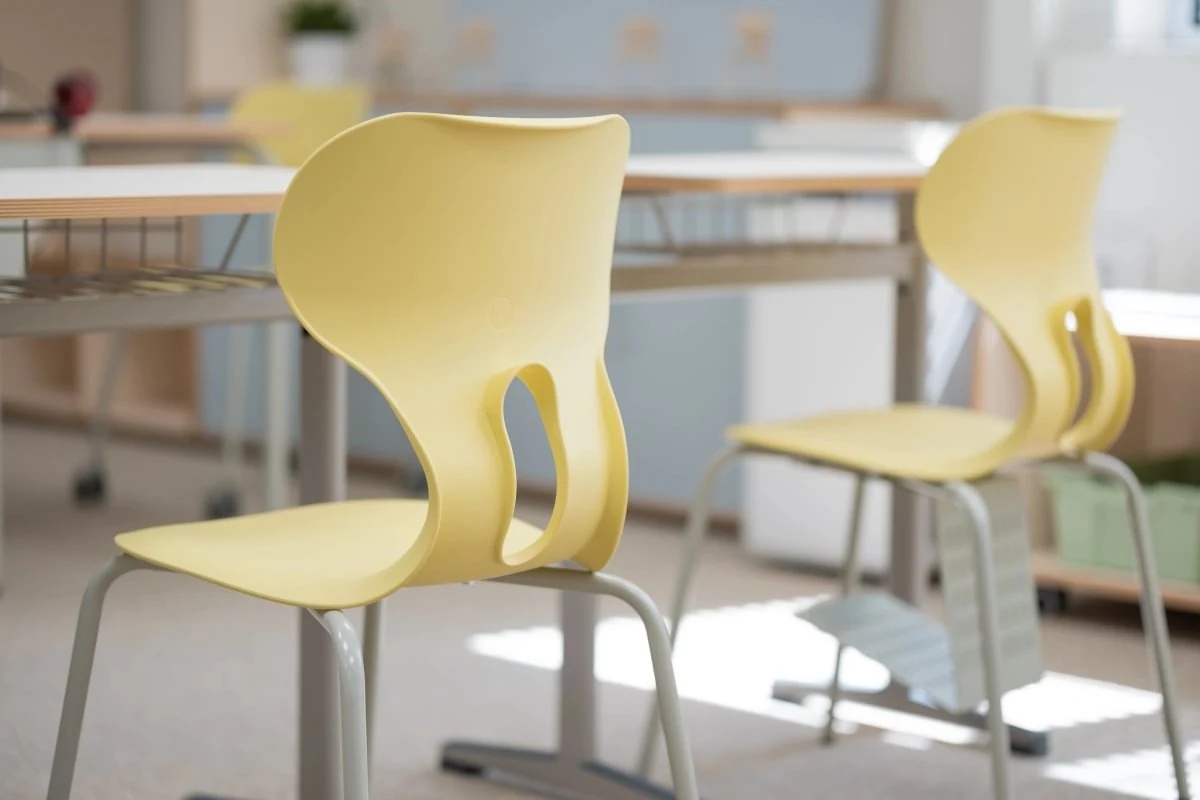 Stühle und Tische in einem hellen Klassenzimmer